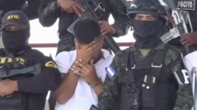 Las autoridades policiales capturaron a 14 personas durante 19 allanamientos simultáneos ejecutados este domingo en diferentes sectores de Tegucigalpa. Entre los detenidos figura un futbolista hondureño con pasado en la Liga Nacional de Honduras.