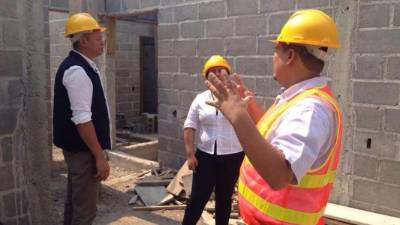 Autoridades de Salud y municipales supervisan el avance de la construcción.