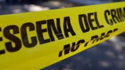 Policías investigan en la escena del crimen.