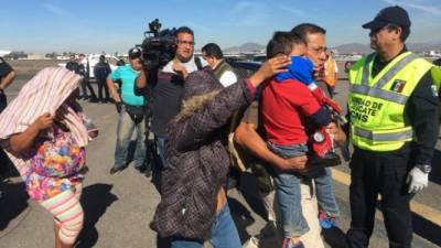 Miembros de la caravana migrante regresan por iniciativa propia a su país, en un avión de la Policía Federal desde el aeropuerto de Tijuana a la capital mexicana. EFE