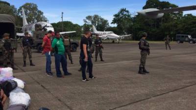 Momentos en que el grupo de acusados fue transportado desde la base aérea Héctor Caraccioli Moncada.