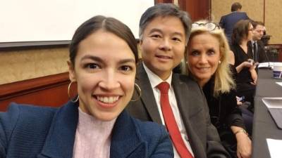 Alexandria Ocasio-Cortez, junto a sus colegas demócratas. Foto: Twitter