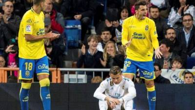 GRAF1557. MADRID (ESPAÑA), 05/11/2017.-El jugador del Real Madrid Cristiano Ronaldo (c), en el suelo tras una jugada, durante el partido de LaLiga entre Real Madrid y la Unión Deportiva Las Palmas en el estadio Santiago Bernabeu de Madrid. EFE / Rodrigo Jiménez
