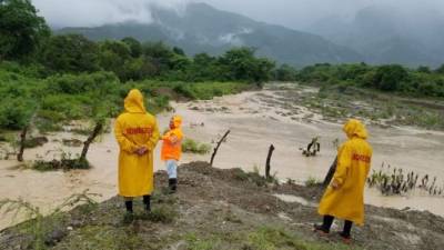 Personal de Copeco junto con los bomberos monitorean los ríos en Copán, Santa Bárbara, Intibucá y Ocotepeque, aparte de inspeccionar los daños que dejan las lluvias. Fotos: cortesía Cuerpo de Bomberos.