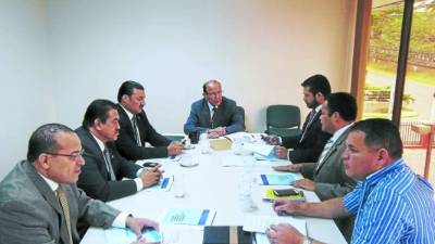 El comisionado Roberto Herrera Cáceres se reunió con diputados de la comisión de derechos humanos del Congreso.