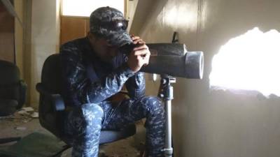 El miembro de la Policia Federal, apodado Hufi, observando para avisar de que hay algún yihadista al alance para disparar en el oeste de la ciudad iraquí de Mosul. Shaker o el 'cazador de yihadistas'. EFE