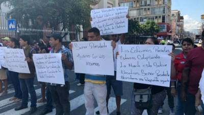 Enfermos renales de San Pedro Sula realizaron hoy una una protesta en la tercera avenida frente a la catedral para exigir al Gobierno que cancele la deuda de más de 200 millones de lempiras y poder seguir con sus tratamientos.