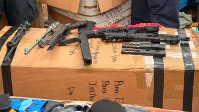 Momento de la inspección y el decomiso de armas en Puerto Cortés.