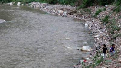 El cadáver del menor fue rescatado del agua.