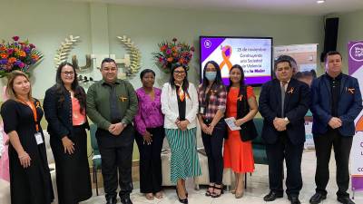 Panelistas expertos en violencia contra la mujer presentes en el salón Armenta de la UTH.