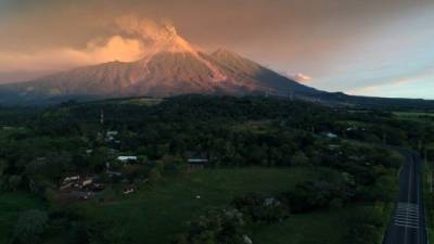 Vista del volcán Fuego en erupción, visto desde Escuintla, Guatemala. Foto: AFP