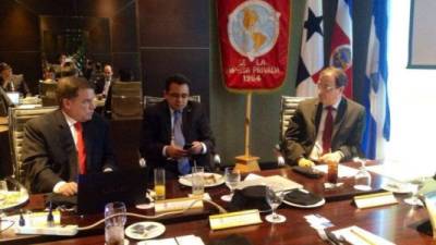 Néstor González, viceministro de comercio exterior de Panamá, conversa con dos miembros de la Fedepricap.
