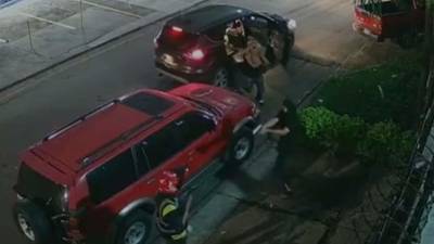Un video muestra el momento en que dos hombres armados amenazan a un repartidor de comida y le roban la motocicleta en la colonia Moderna de San Pedro Sula.