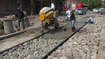 Empleados trabajan en proyectos de infraestructura en Choluteca. Este sector es clave para los empresarios.