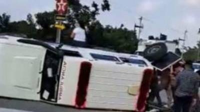 Ambulancia volcada sobre un costado en la carretera CA-13.