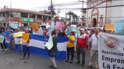 Los locatarios marcharon desde Plaza las Banderas hasta protestar frente a la comuna.