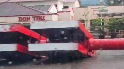 Las primeras lluvias de la temporada provocaron la saturación de varias calles con agua pluvial y derribaron algunas vallas publicitarias de distintos negocios, entre ellos el restaurante Don Tiki.