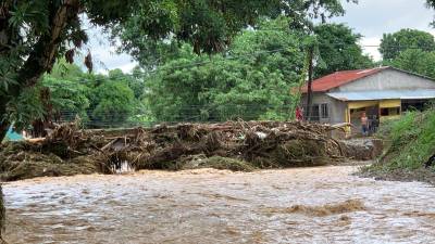 Al menos una persona muerta, más de 55,000 afectadas y 146 comunidades incomunicadas ha dejado la tormenta tropical Sara, que desde el jueves azota el Caribe de Honduras.
