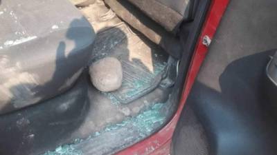 Una gran piedra lanzada al vehículo provocó que se quebrara el vidrio de la puerta trasera.
