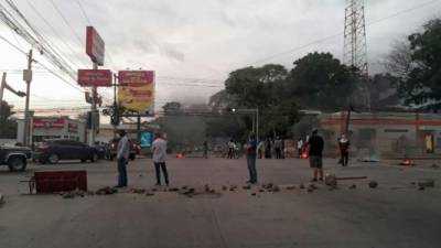 Los jóvenes mientras quemaban las llantas en el bulevar que conduce a la universidad.