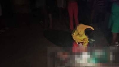 Cuerpo de Bomberos revisa los signos vitales a las personas ahogadas en las playas del Triunfo de la Cruz.