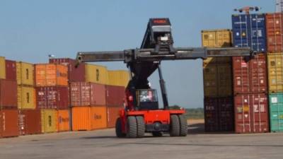 Equipo pesado transporta carga en el puerto Fénix de Paraguay.