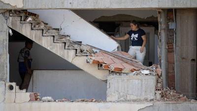 Dos días después de los terremotos de magnitudes 7.2 y 7.5 que dejaron al menos 920 muertos en Venezuela, el olor a putrefacción comienza a apoderarse de calles y edificios colapsados.