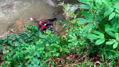 Hallazgo. La moto de las víctimas quedó en el río Juana Leandra.