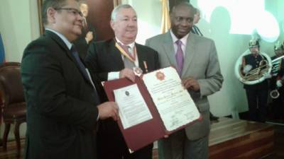 Jorge Londoño Riani (al centro) recibió una condecoración de la Cámara de Representantes de Colombia