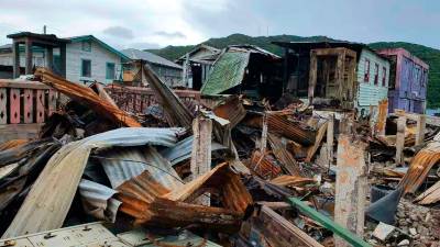 A cinco días del incendio, sigue ardua la remoción de escombros