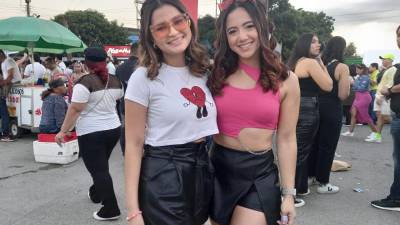 El ambiente previo al concierto de Bad Bunny fue embellecido por simpáticas jóvenes que acudieron desde temprano para disfrutar del concierto en San Pedro Sula.