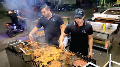 Durante la noche hay bastante actividad comercial en el barrio sampedrano.