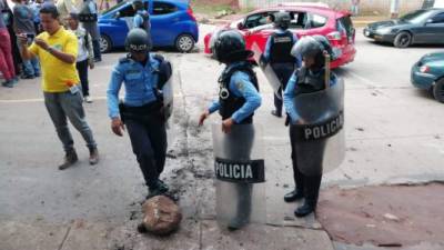 Elementos de la Policía Nacional de Honduras en el lugar del conflicto.