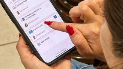 Salvadoreña vota vía correo por el partido Nuevas Ideas.