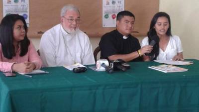 Jóvenes de la pastoral junto con monseñor Emiliani y padre Luis Amador. Foto: Saúl Vásquez