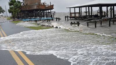 Agua llega a la carretera desde un pequeño muelle tras la llegada del huracán Debby, el lunes 5 de agosto de 2024, en Horseshoe Beach, Florida.