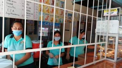 Casetas, puestos de venta de ropas, barberías y otros negocios volvieron a reabrir tras dos meses cerrados para evitar contagios de COVID-19.