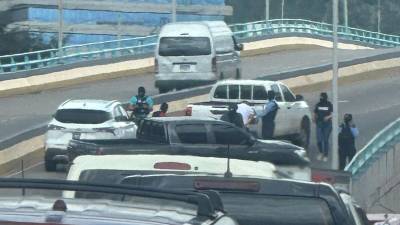 A la izquierda de la parte superior se observa la camioneta en la que se conducía el detenido. Los agentes iban en el pickup también del mismo color.