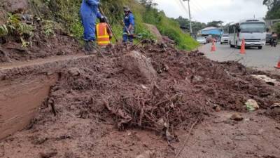 Personal de la alcaldía capitalina realizan limpieza de las zonas donde se reportaron deslizamientos.