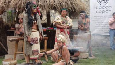 Por primera vez en Honduras se realizará el Festival Internacional del Chocolate, esto ayudará a impulsar el cacao hondureño a nivel universal. En la imagen, representación de las antiguas técnicas mayas de elaboración de chocolate durante una feria del cacao.