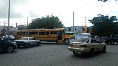 Por varios meses, el semáforo ubicado en la cuarta calle, avenida Juan Pablo II de la colonia Aurora ha permanecido dañado.