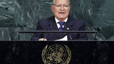 JSX10. NUEVA YORK (NY, EE.UU.), 21/09/2017. El presidente de El Salvador, Salvador Sánchez Cerén, habla durante el debate de alto nivel de la 72 Asamblea General de Naciones Unidas hoy, jueves 21 de septiembre de 2017, en la sede de la ONU, en Nueva York, Nueva York (EE.UU.). La reunión anual de líderes mundiales abrió oficialmente el pasado 19 de septiembre con el tema 'Centrarse en la gente: Luchar por la paz y una vida decente para todos en un planeta sostenible'. EFE/Jason Szenes