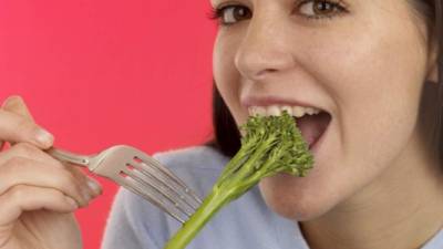 Los alimentos verdes contienen luteína, un poderoso antioxidante que ayuda a mantener la buena visión