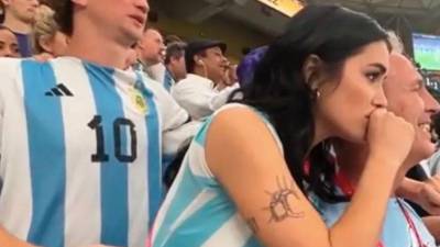 Esta imagen le dio vuelta al mundo en donde supuestamente acosa sexualmente a la cantante argentina Lali Espósito, quien era acompañada por el presentador argentino Marley.