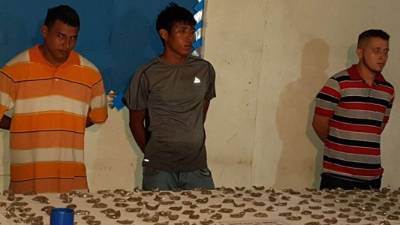 Les decomisaron una pistola 9 milímetros, 851 bolsas pequeñas en las que tenían marihuana, 56 envoltorios de cocaína y 90 piedras de crack.