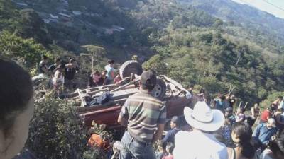 Así quedó el vehículo en el que se conducían las tres personas, la pequeña no resistió y falleció en el lugar.