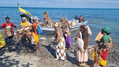 Miembros de la etnia garífuna recrearon este miércoles la llegada a costas hondureñas hace 226 años provenientes de la isla de San Vicente, en el mes de la herencia africana.