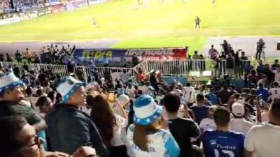 Los aficionados hondureños le cantaron el “Cielito lindo” a México en el estadio Nacional.