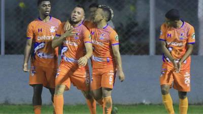 Jugadores de la UPN celebrando el gol de Christopher Urmeneta contra el Honduras Progreso.