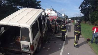 La camioneta quedó montada sobre el pick up.